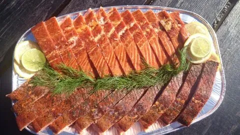 Festbricka med skivad rökt lax, citron och dill