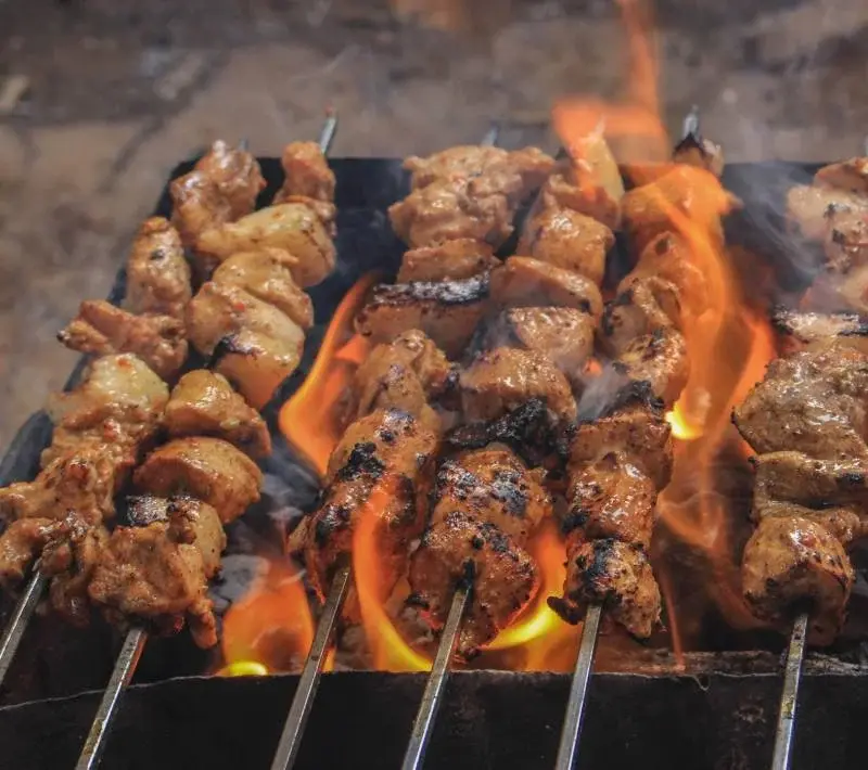 Grillspett över öppen eld