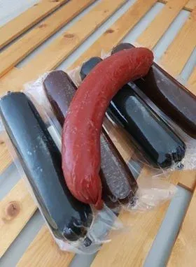 Rökta korvar i vakuumförpackning