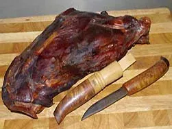 Rökt renbog med kniv på skärbräda